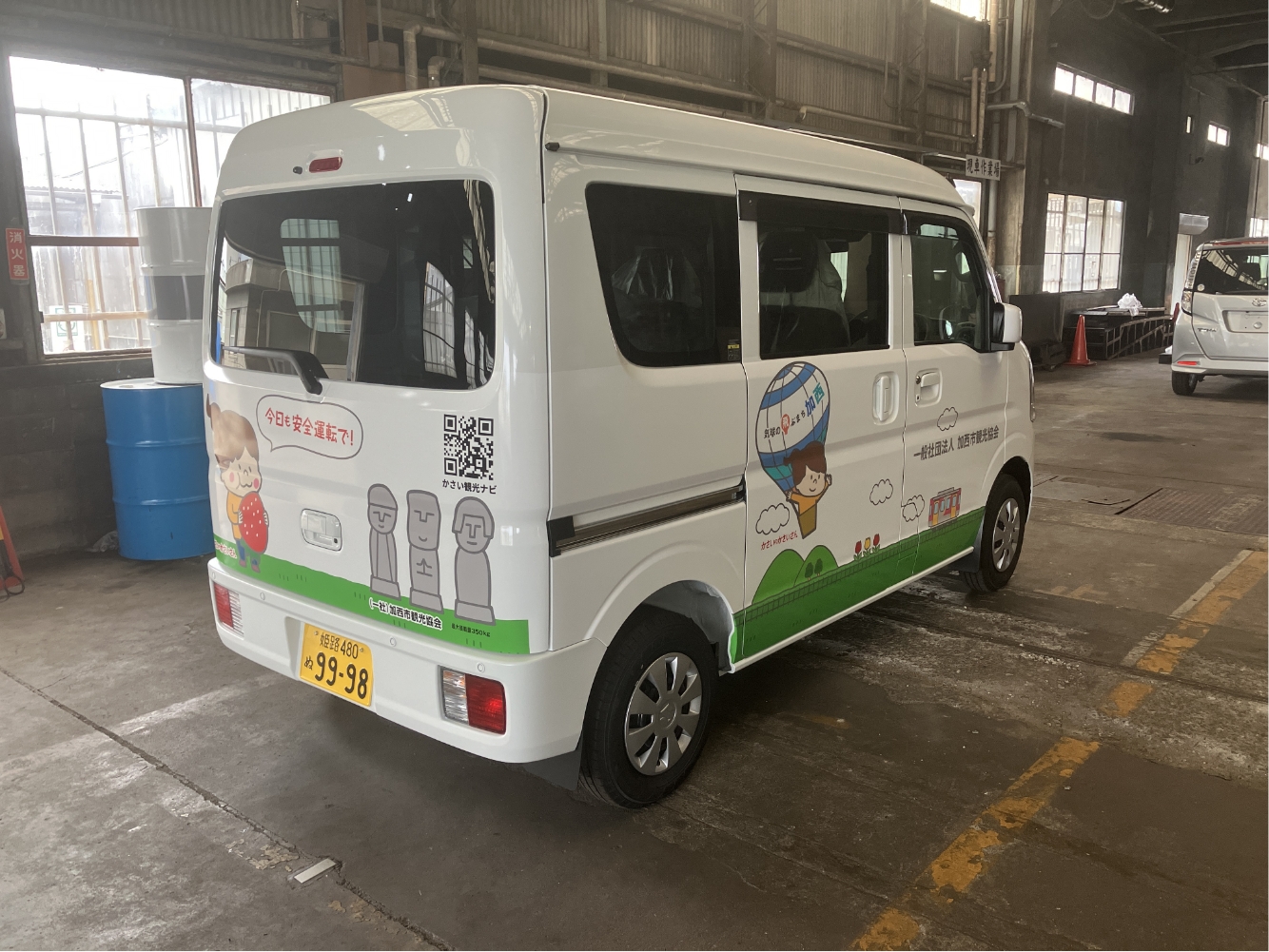 加西市PRラッピング車の斜め写真2