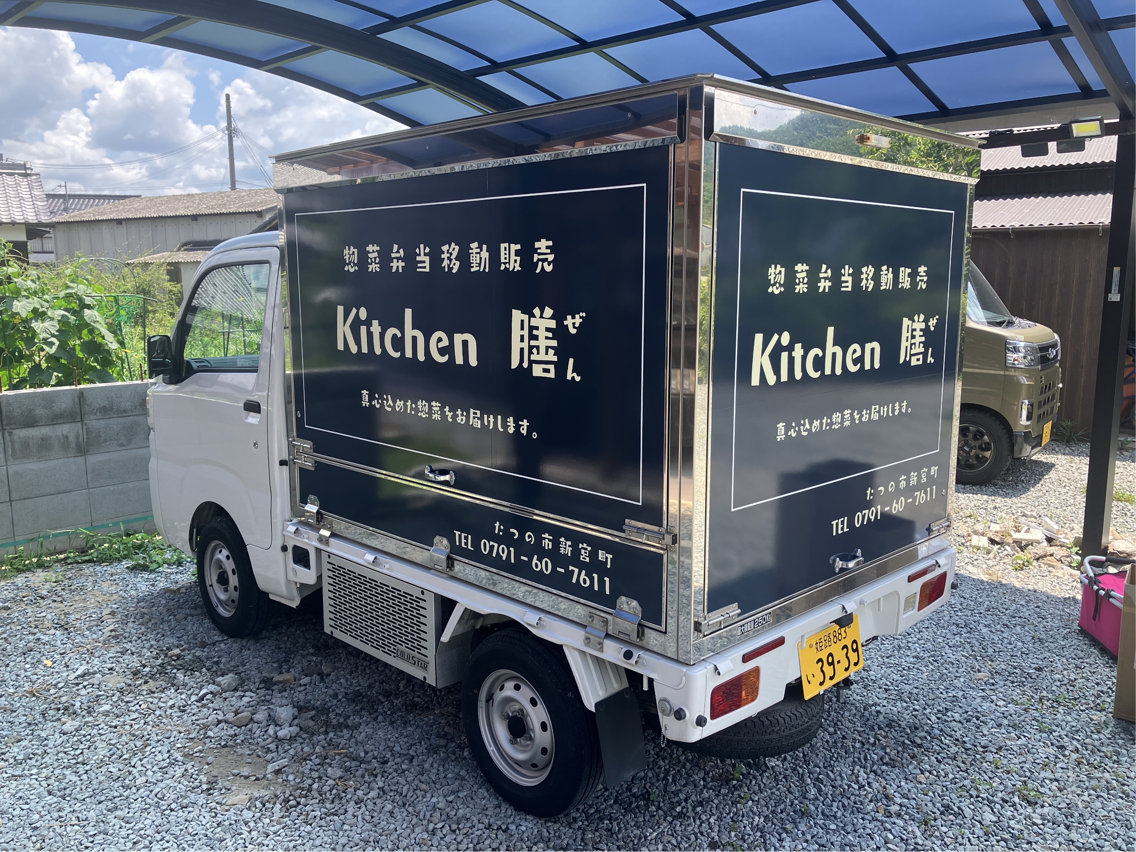 惣菜弁当販売車の斜め写真