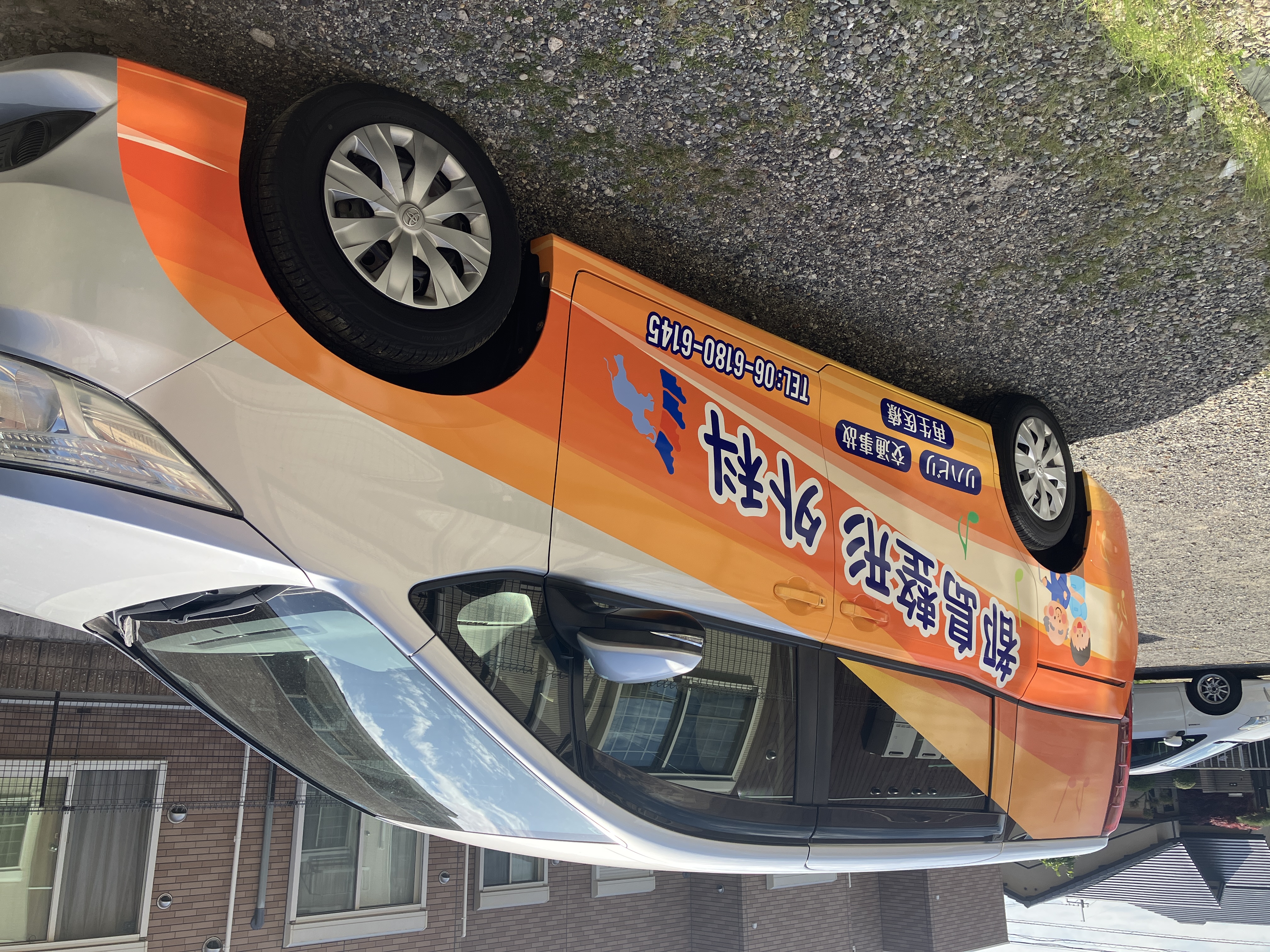 都島整形外科クリニックラッピング車の斜め前写真